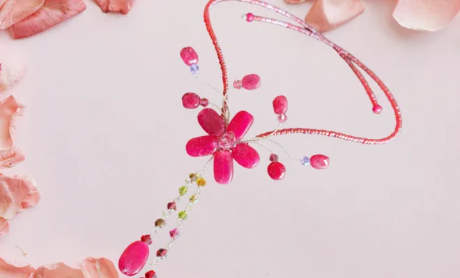 collier fleur quartz rose et pendentif ras de cou