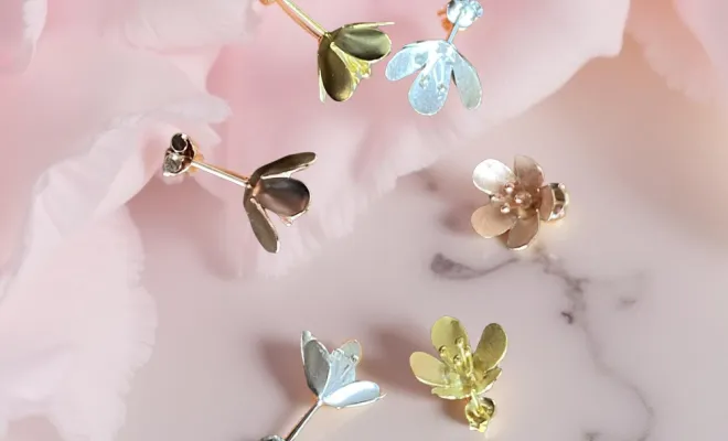 petites boucles d'oreilles fleurs clou