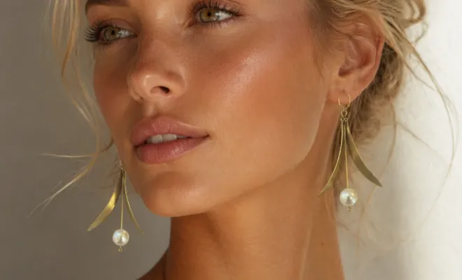 Boucles d'oreilles en laiton et perles blanches
